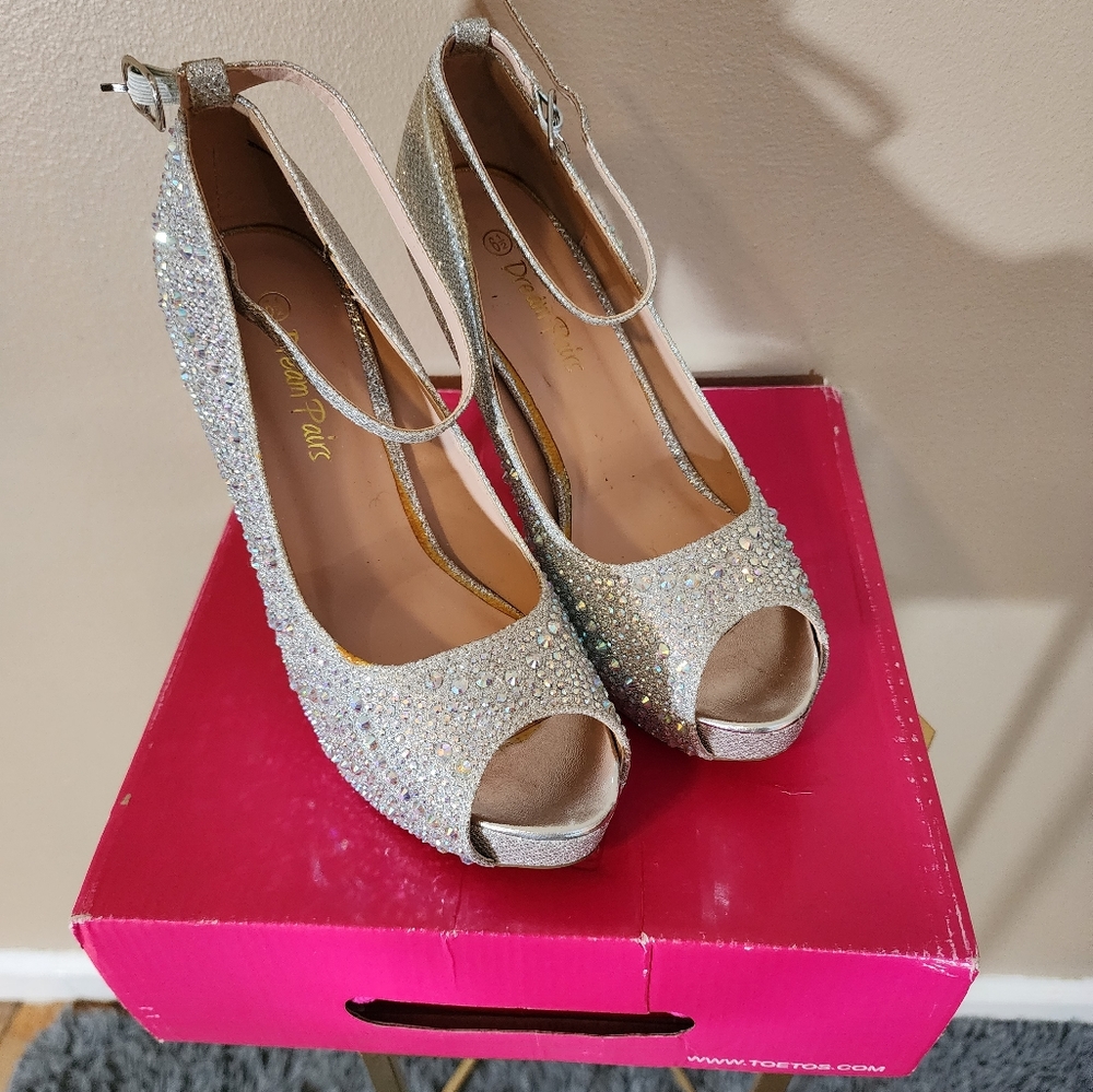 Dream Pairs silver sequin heel: size 6.5